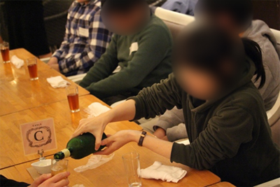 ビールを注ぐご利用者